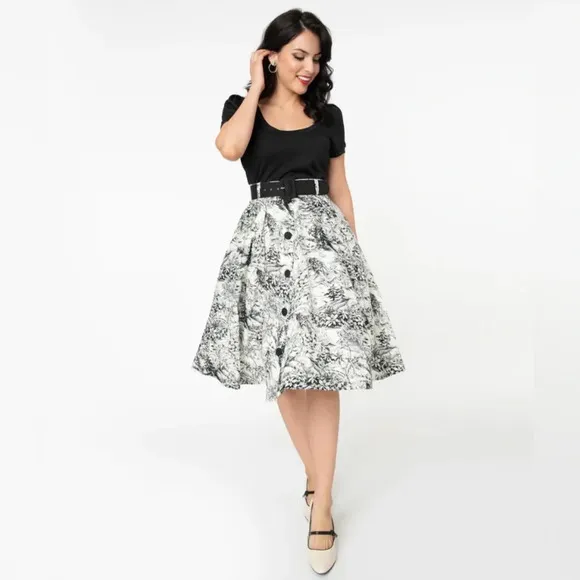 🦋B2G🦋UNIQUE VINTAGE White &amp; Black ToilePrint Waikiki Swing Skirt NWT | MEDIUM