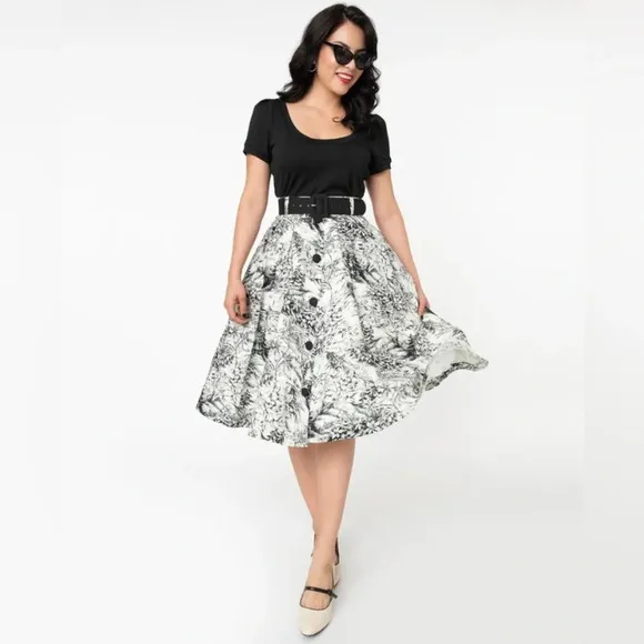 🦋B2G🦋UNIQUE VINTAGE White &amp; Black ToilePrint Waikiki Swing Skirt NWT | MEDIUM