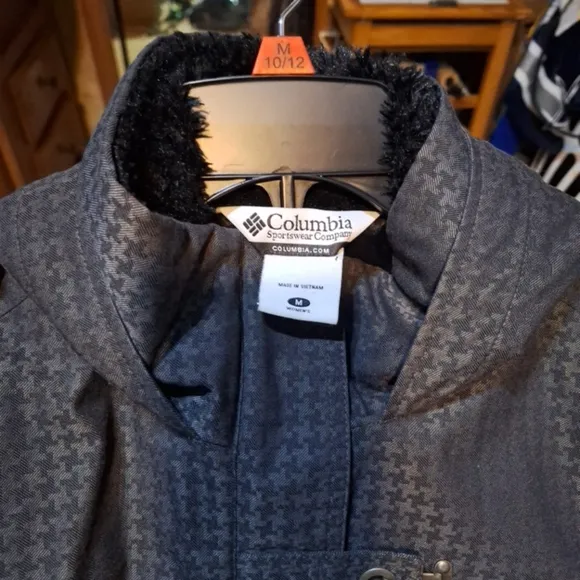 Columbia womens Black and gray pattern and metal clasps hooded ski jacket. NWOT