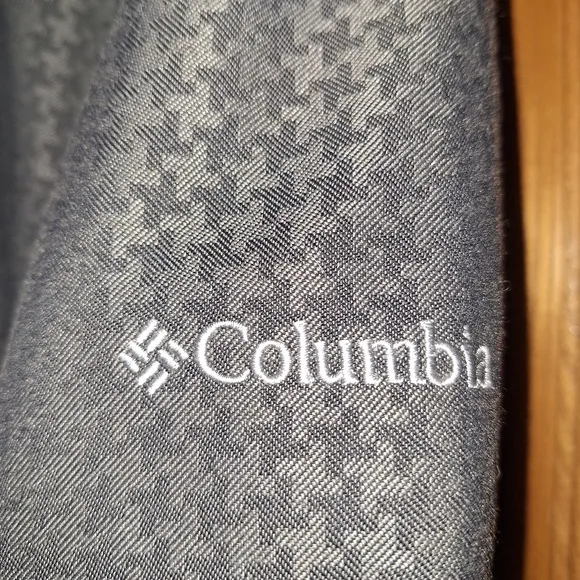 Columbia womens Black and gray pattern and metal clasps hooded ski jacket. NWOT