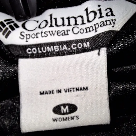 Columbia womens Black and gray pattern and metal clasps hooded ski jacket. NWOT