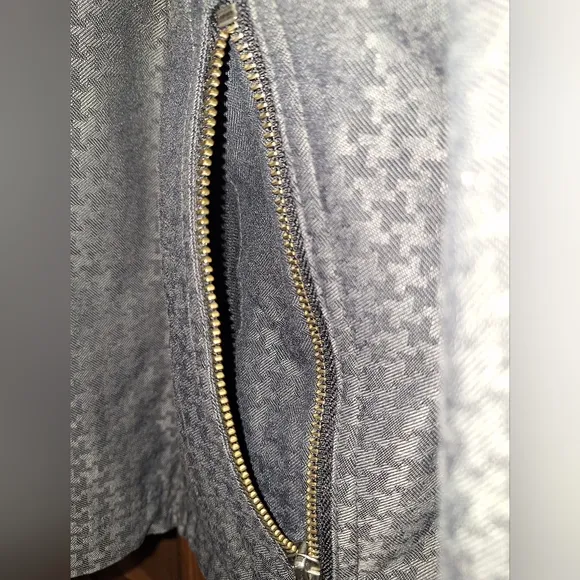 Columbia womens Black and gray pattern and metal clasps hooded ski jacket. NWOT