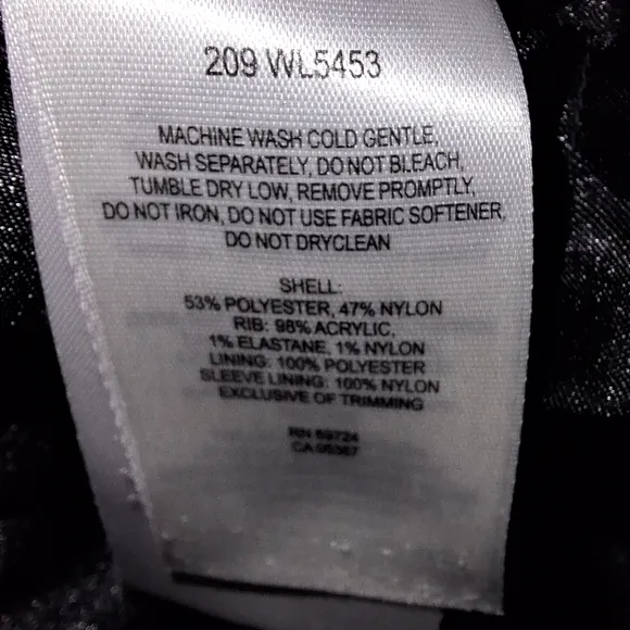 Columbia womens Black and gray pattern and metal clasps hooded ski jacket. NWOT
