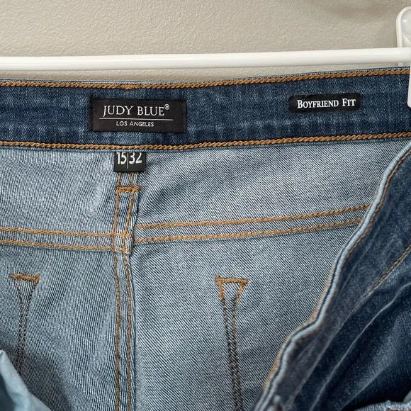 Judy Blue Boyfriend Fit Medium Wash Distressed Jean