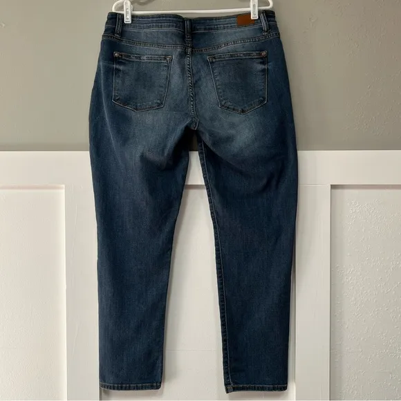 Judy Blue Boyfriend Fit Medium Wash Distressed Jean