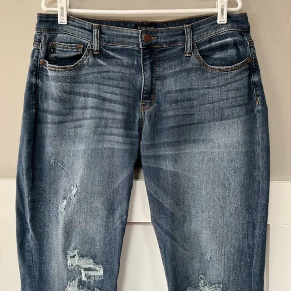 Judy Blue Boyfriend Fit Medium Wash Distressed Jean