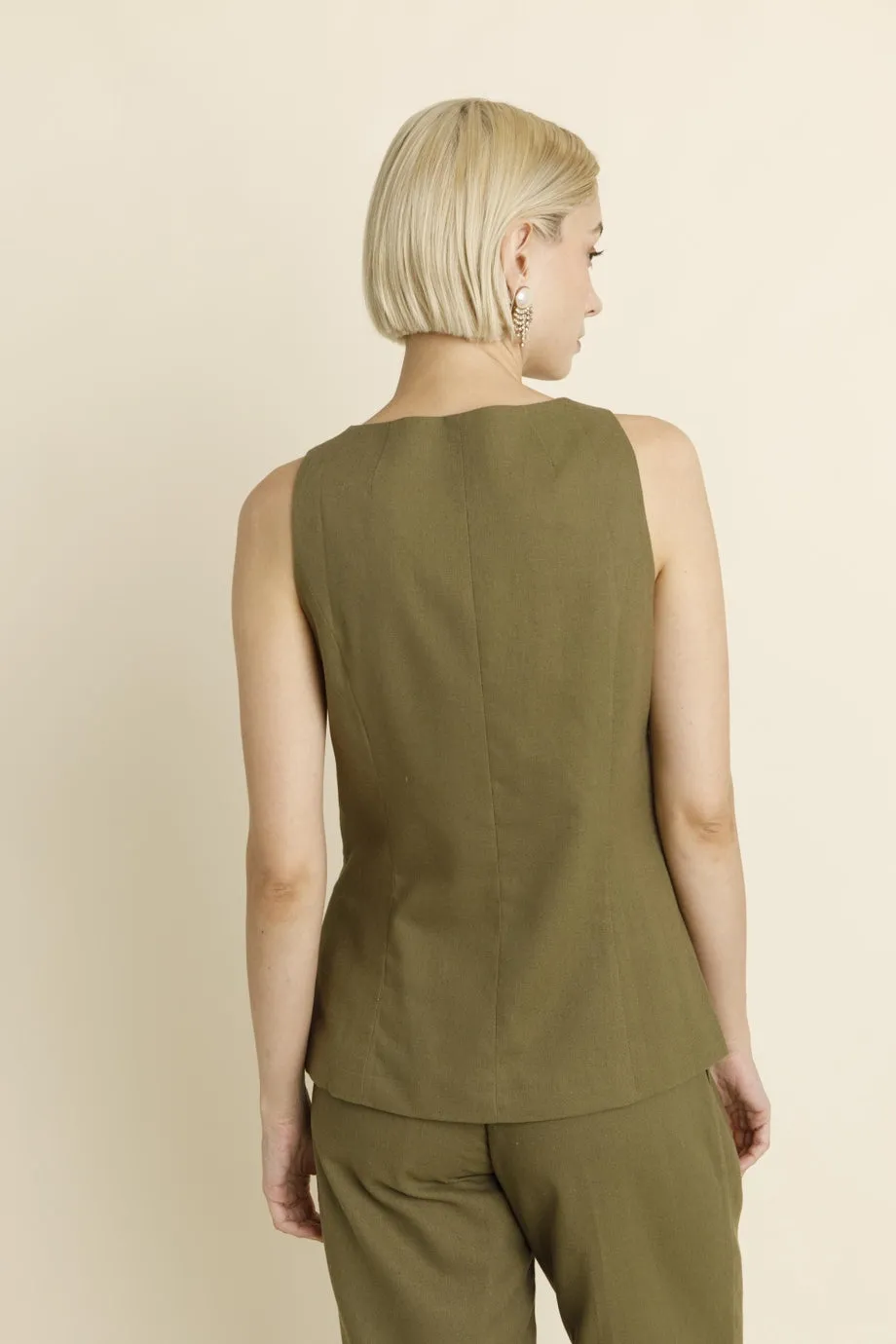 SLEEVELESS VEST
