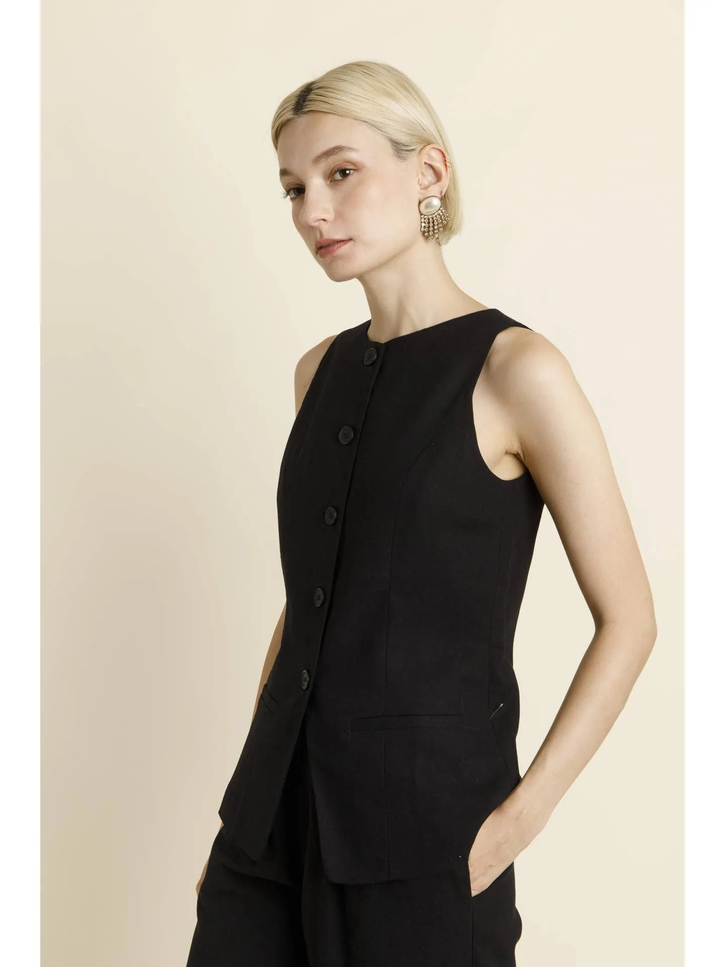 SLEEVELESS VEST