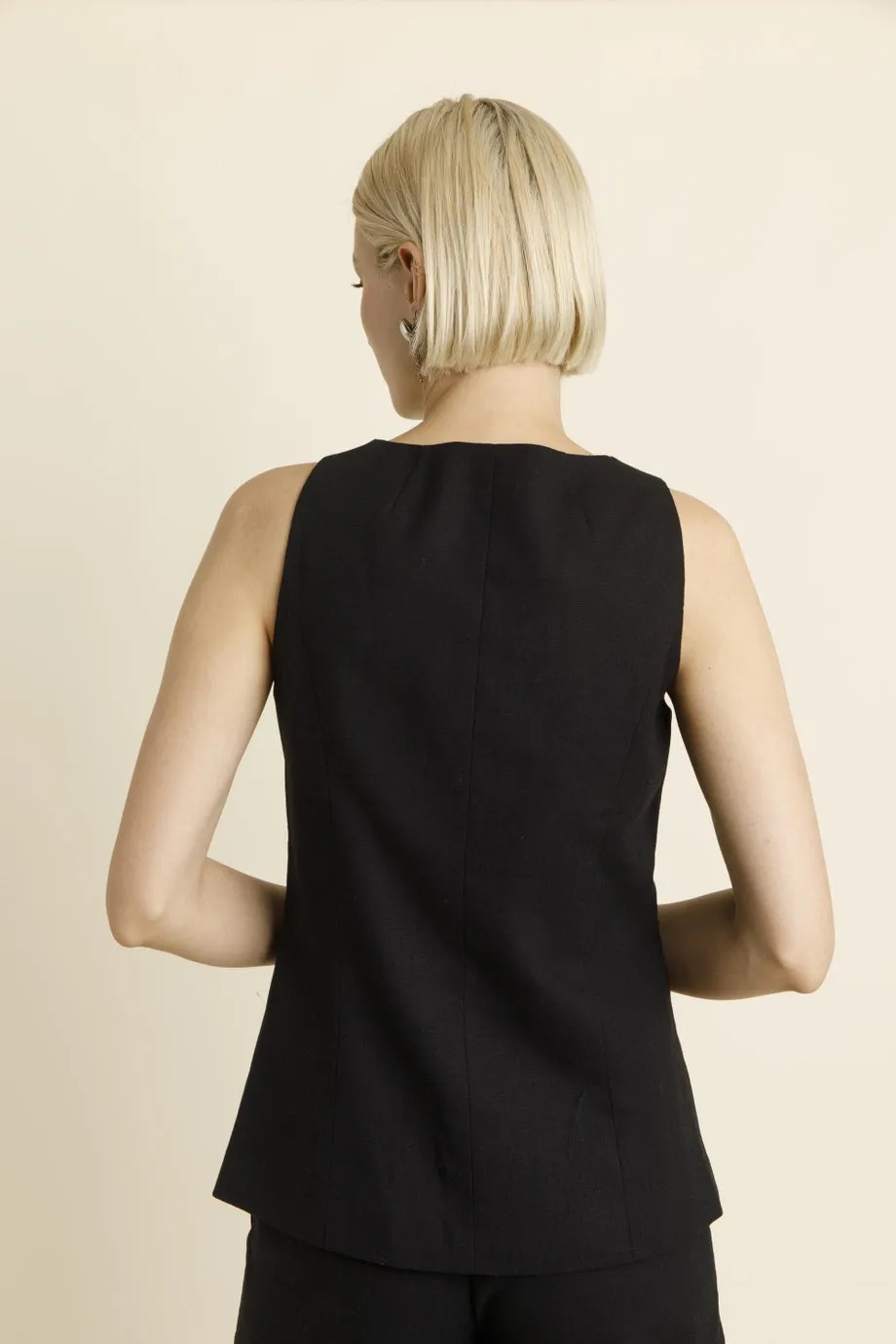 SLEEVELESS VEST
