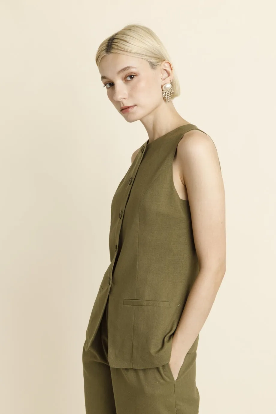 SLEEVELESS VEST